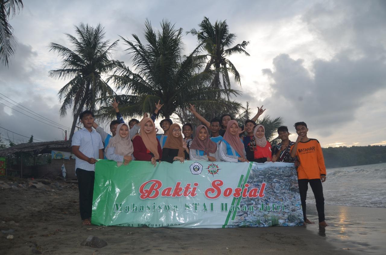 Hari Sampah Nasional, MAHASISWA STAIHA BAwean Gelar Bersih Pantai